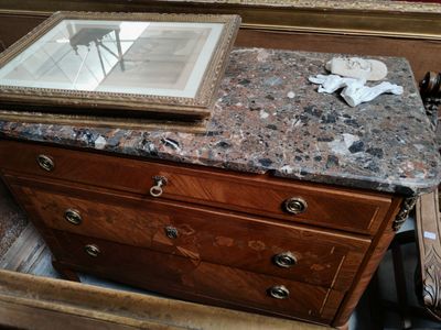 une commode au plateau en marbre, surmontée d'un miroir