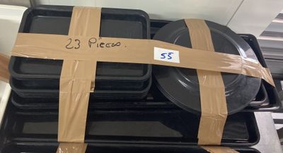 une pile de plateaux emballés dans du plastique