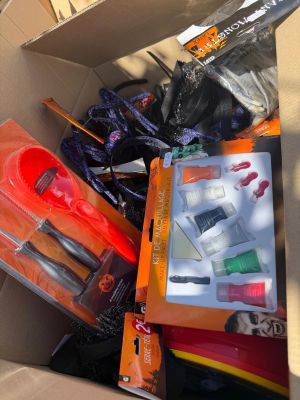 une boîte en carton remplie d'objets hétéroclites