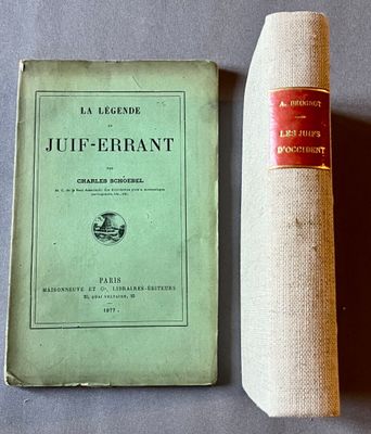un livre et un rouleau de tissu posés sur une table