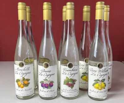 six bouteilles de vin blanc sont alignées sur un comptoir