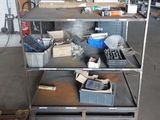 un établi sur lequel sont posés de nombreux outils, dans un garage