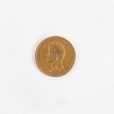 gros plan d'une pièce de monnaie sur une surface blanche avec un fond blanc