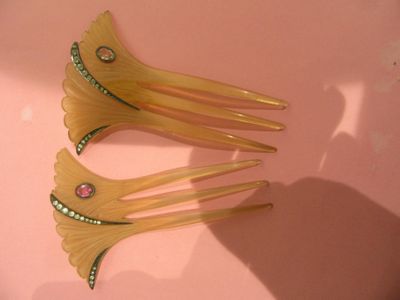 deux peignes jaunes posés sur un fond rose