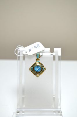 Un pendentif en argent vermeil décoré intégralement d'émail …