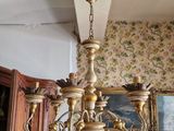 un lustre suspendu au plafond d'une pièce