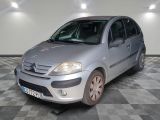 une voiture argentée garée dans une pièce