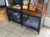 une bibliothèque remplie de livres dans une pièce