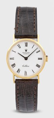gros plan d'une montre-bracelet avec des chiffres romains