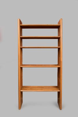 une image représentant une étagère en bois comportant trois tablettes de chaque côté