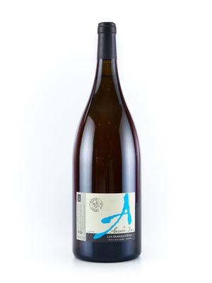 la bouteille de vin est vide, posée sur une surface blanche
