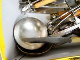une boîte remplie d'ustensiles de cuisine et de cuillères