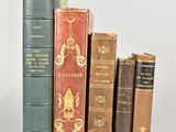 de nombreux livres alignés sur une étagère
