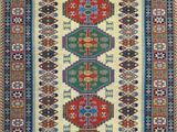 un tapis au motif multicolore sur fond blanc