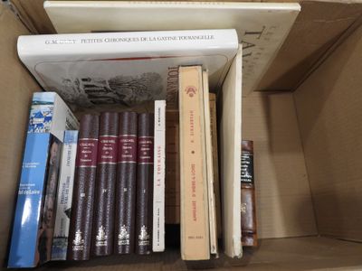 de nombreux livres rangés dans une boîte sur l'étagère