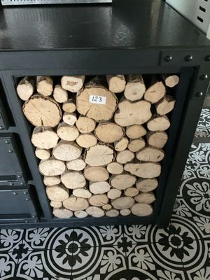 un porte-bûches sur lequel est posé un ordinateur portable