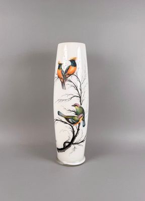 Important vase oblong en opaline blanche à décor peint d'ois… - Photo 1