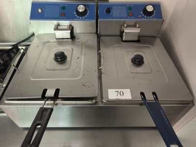 deux friteuses placées l'une à côté de l'autre dans une cuisine