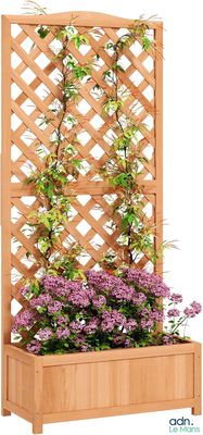 une jardinière en bois contenant des fleurs violettes