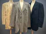 trois vestes pour homme présentées sur un mannequin, sur fond gris
