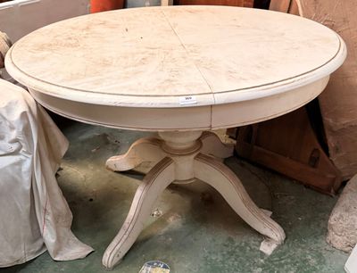 Guéridon reposant sur quatre pieds patins laqué blanc.