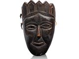 une image représentant un masque en bois surmonté d'une couronne