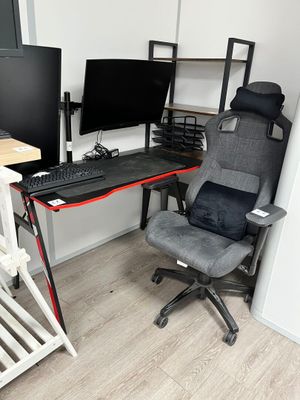 un bureau avec une chaise et un ordinateur dessus