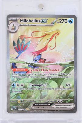 gros plan d'une carte pokemon dans un étui en plastique