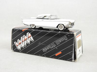 une petite voiture blanche posée sur une boîte
