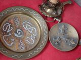 une nappe rouge, ainsi qu'une assiette en argent ornée d'un motif