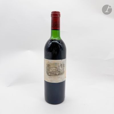 une bouteille de vin posée sur une table