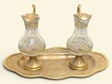 deux vases en verre posés sur un plateau, lui-même posé sur une table