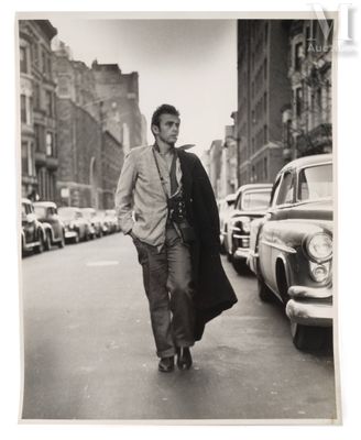 photographie en noir et blanc d'un homme marchant dans la rue