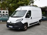 une camionnette blanche garée dans un parking