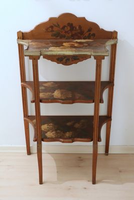 une étagère en bois à trois tablettes et une horloge accrochée au mur