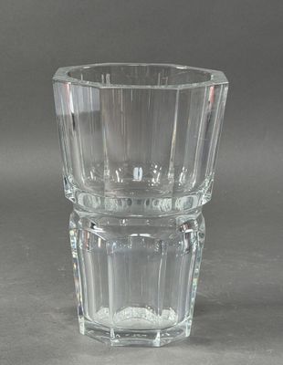 une photo d'un verre d'eau posé sur une table