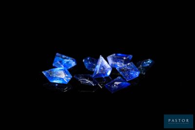 un ensemble de diamants bleus sur un fond noir
