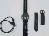 une montre posée sur une table à côté d'un chargeur