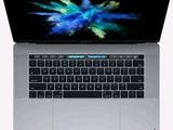 gros plan d'un ordinateur portable sur une surface blanche