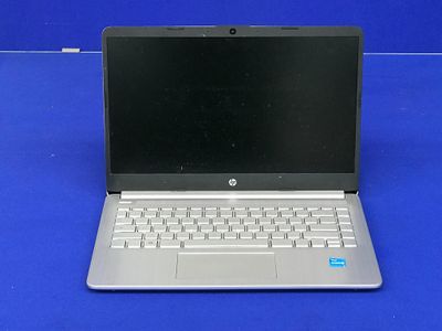 un ordinateur portable ouvert posé sur une surface bleue