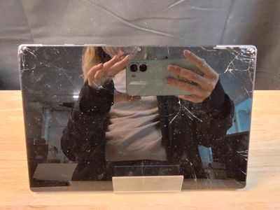 une femme se prenant en photo dans un miroir