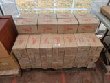 de nombreux cartons empilés sur le sol
