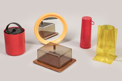 Ensemble de cinq pièces en plastique d'inspiration vintage :…