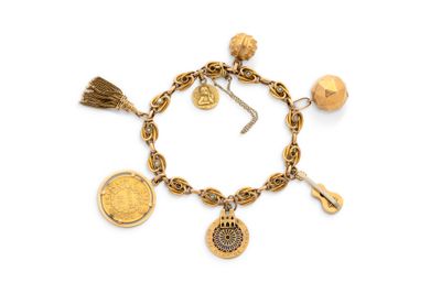 Gros plan sur un bracelet en or orné de breloques
