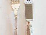deux fourchettes et un couteau sur une table blanche