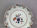 une image représentant une assiette ornée d'un motif floral