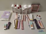 de nombreux types de produits de maquillage disposés sur une table