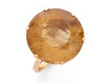 un gros plan d'une bague ornée d'une citrine facettée