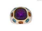 une image représentant une bague ornée d'une pierre violette entourée de pierres multicolores