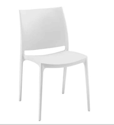 une chaise en plastique blanche avec un dossier et une assise blancs